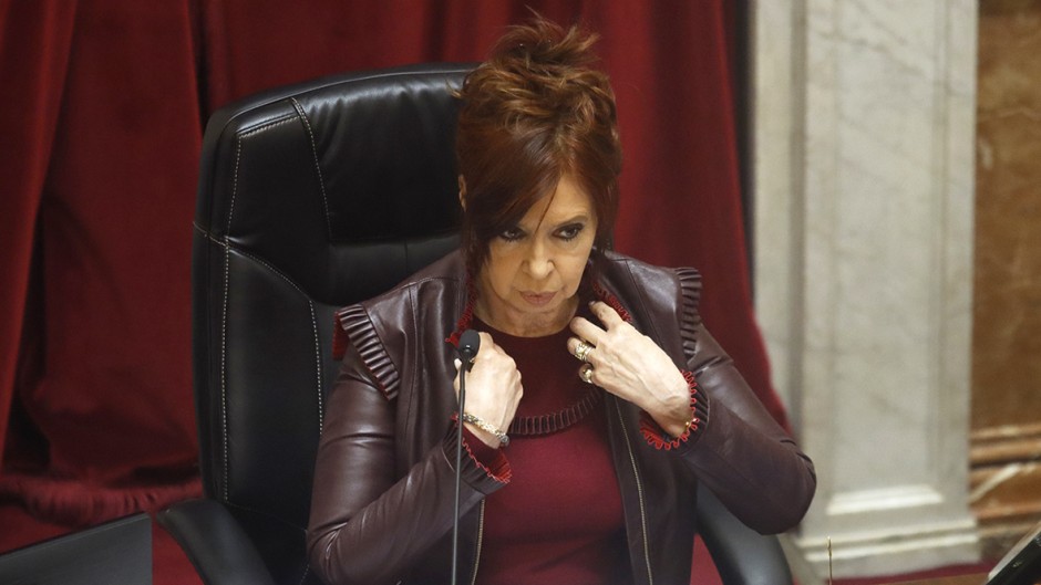 Cristina, lejos de las tres nuevas ministras