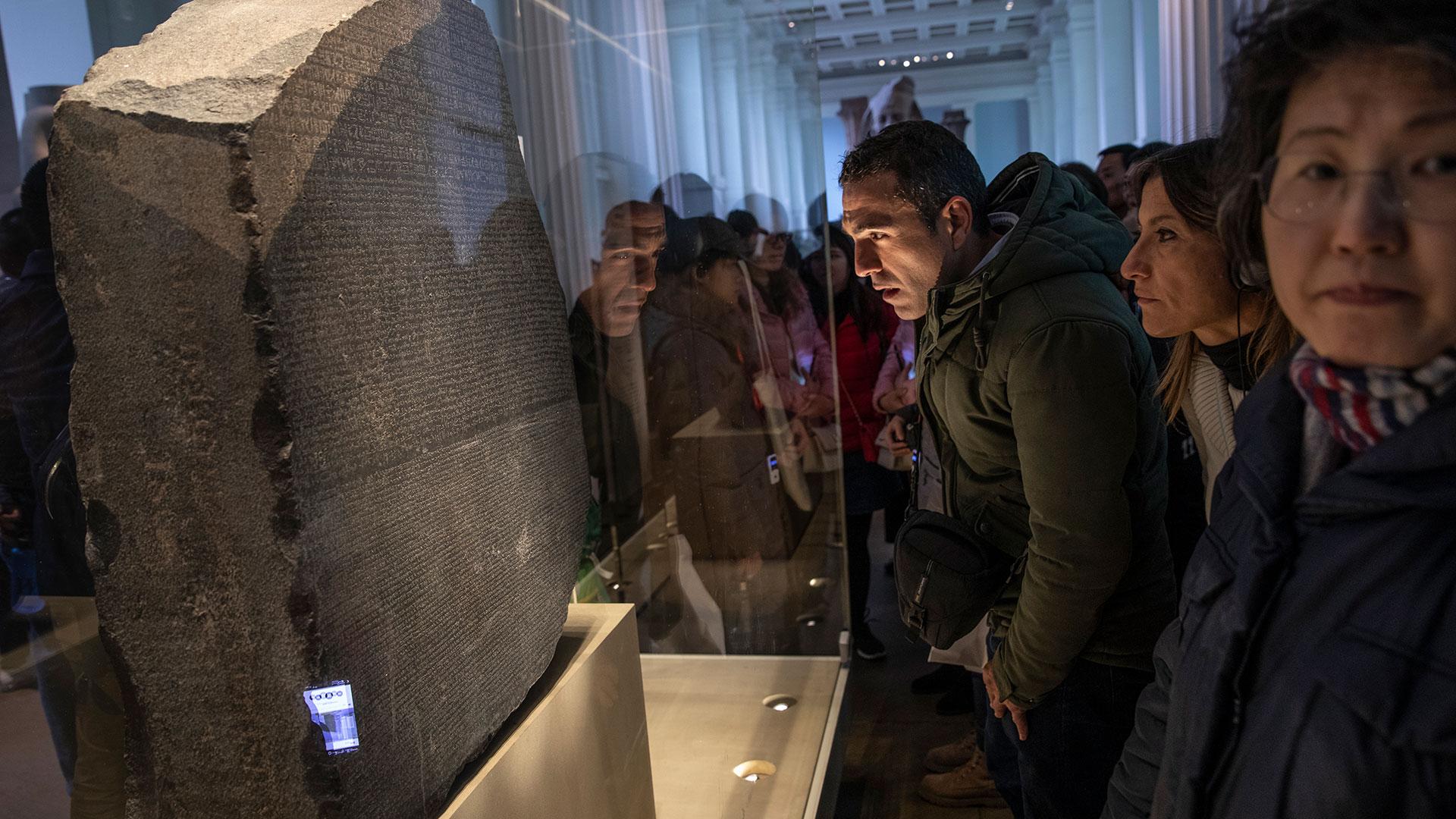 A 200 años de la decodificación de la piedra de Rosetta, arqueólogos reclaman su devolución a Egipto