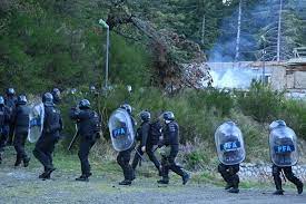 Desalojo en Villa Mascardi: las fuerzas federales rastrillan la zona en búsqueda de mapuches con pedidos de captura