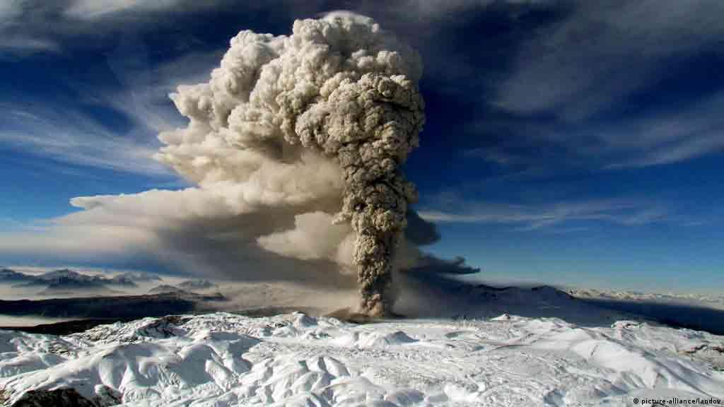 Defensa Civil lleva tranquilidad por actividad del Volcán Copahue