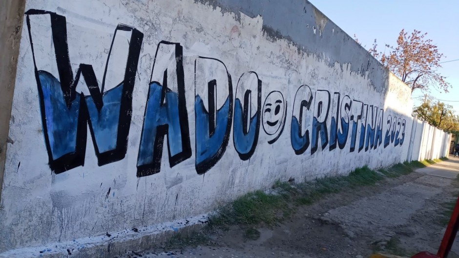 Apenas se bajó Cristina, los intendentes pintan Wado Presidente en todo el Conurbano