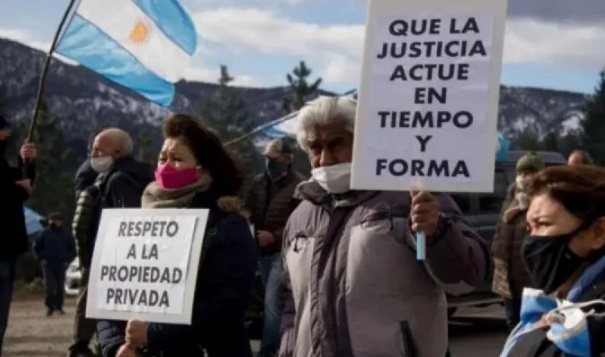 Organizaciones de Villa La Angostura y Bariloche buscan desarticular “ocupaciones mapuches”