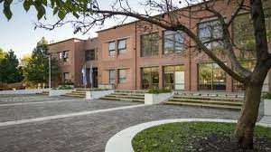 ¡Qué palacio! Así es el colegio al que va Mirko, el hijo de Marley