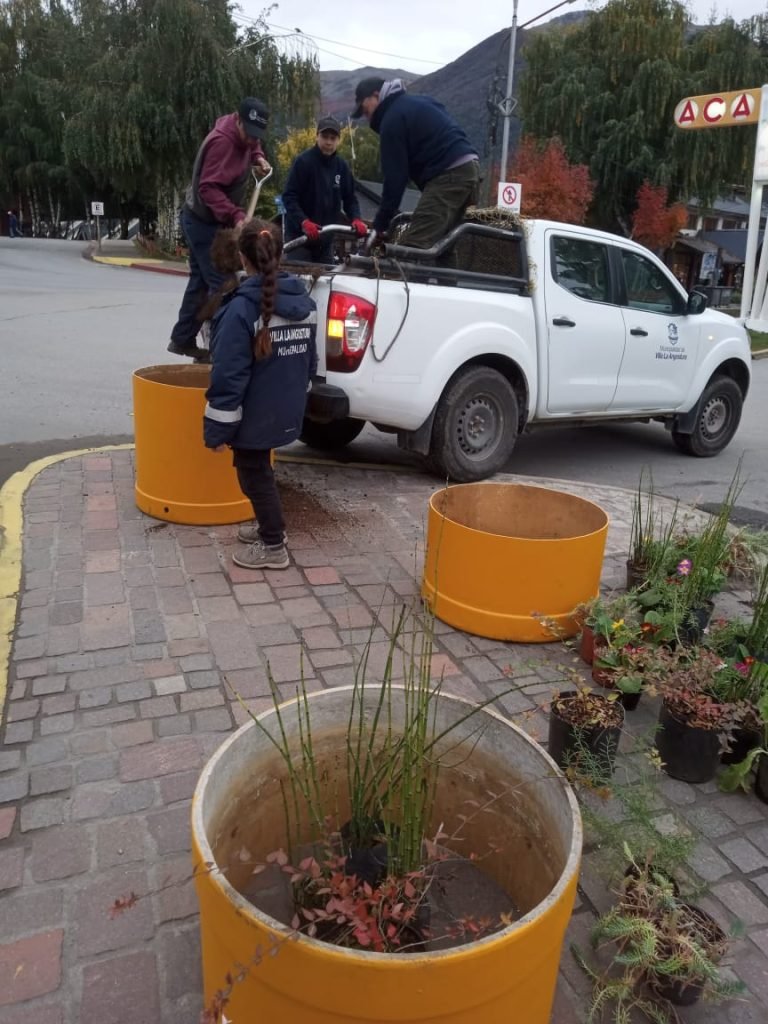 La Secretaría de Servicios Públicos Realizó la Colocación de Macetas en la rotonda de  Avenida Arrayanes