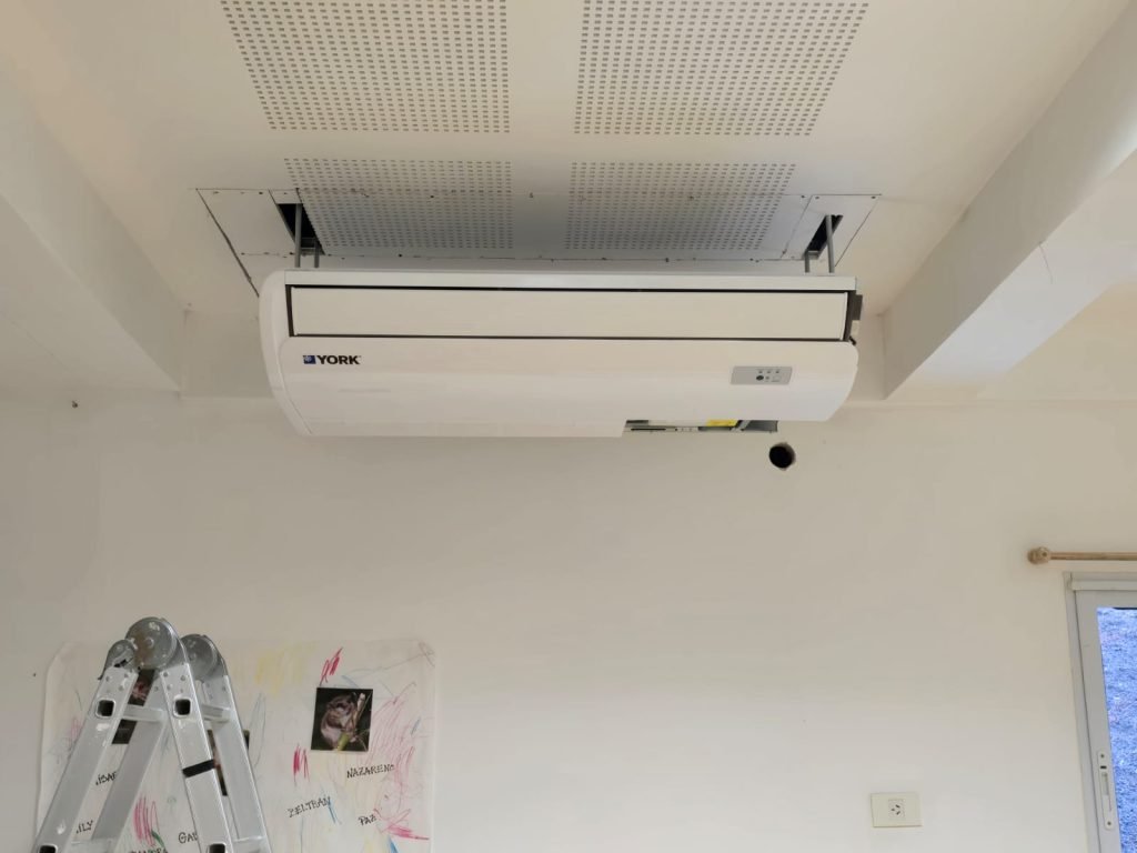 Trabajos de mantenimiento en el JARDIN N° 82 en Villa La Angostura