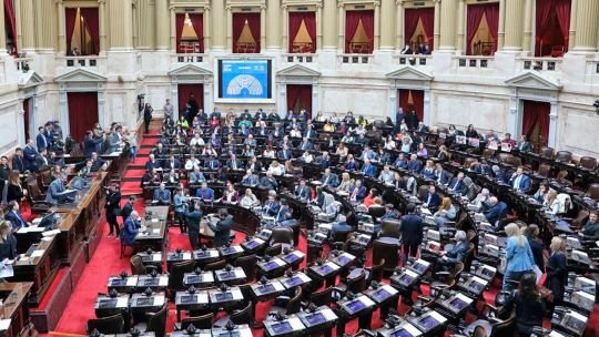 La oposición avanzó con el dictamen que busca redistribuir lo recaudado por el impuesto a los combustibles a las provincias