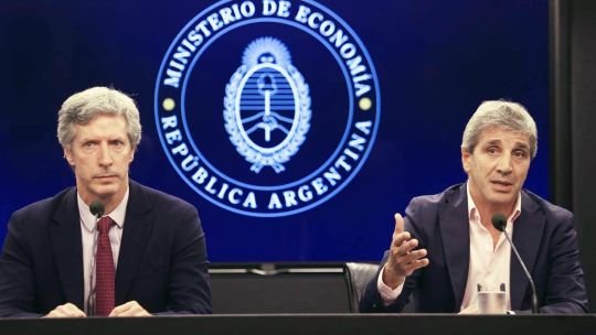 El Gobierno abre una ventana de emergencia para aspirar los pesos de los bancos y evitar tensión cambiaria