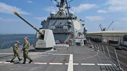 Estados Unidos envía destructores cerca de Venezuela para combatir cárteles de la droga