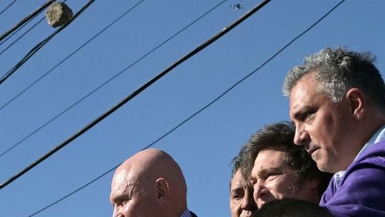 Atacaron a piedrazos a Javier Milei durante un acto de campaña en Lomas de Zamora