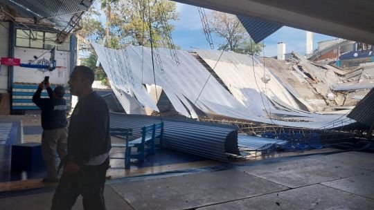 Corrientes: Gustavo Valdés anunció la reconstrucción total del techo del Club Regatas tras el derrumbe