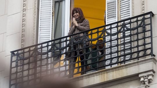 Cristina Kirchner envió un nuevo mensaje a la militancia durante un acto donde Axel Kicillof endureció el tono contra Javier Milei