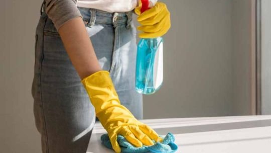 Empleadas domésticas: cuánto cobran en septiembre de 2025 con el aumento y el bono