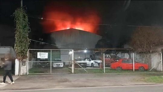 Incendiaron una concesionaria de autos en Ensenada y ya hay cuatro detenidos