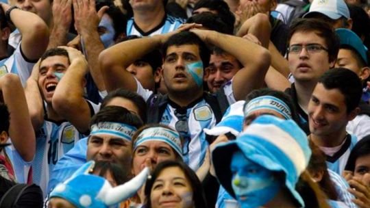 En la era Milei, la felicidad de los argentinos cae al nivel más bajo en años