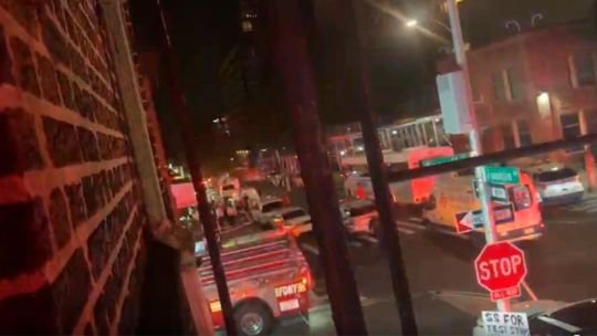 Conmoción en Brooklyn: tres muertos y 8 heridos por un tiroteo en un restaurante