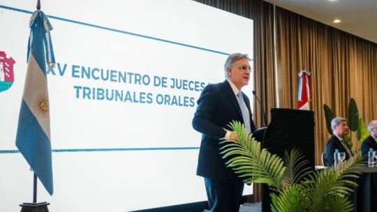 Llaryora recordó el video falso de De Loredo y planteó “anticiparse” al impacto del uso de la Inteligencia Artificial