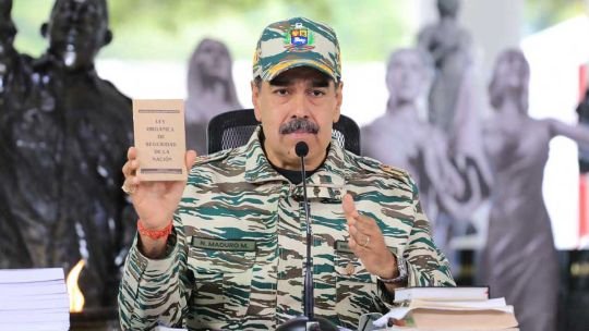 Nicolás Maduro evalúa decretar un “estado de conmoción exterior” inédito en Venezuela en medio del despliegue militar estadounidense