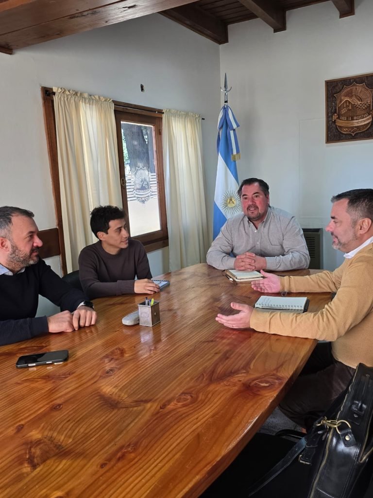 El Intendente de Villa la Angostura, Javier Murer recibió al Defensor del Pueblo el Dr. Sebastián Pablo Baltanás, y al Defensor Adjunto, Sr. Matías Omar Herrera.