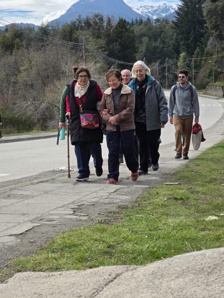 Desde el Área de Adultos/as Mayores se llevó a cabo ayer, martes 23 de septiembre, una caminata cultural destinada a personas mayores de 60 años.
