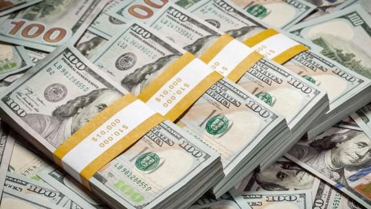El dólar sigue subiendo y se vende arriba de .500 en bancos mientras vuela el riesgo país