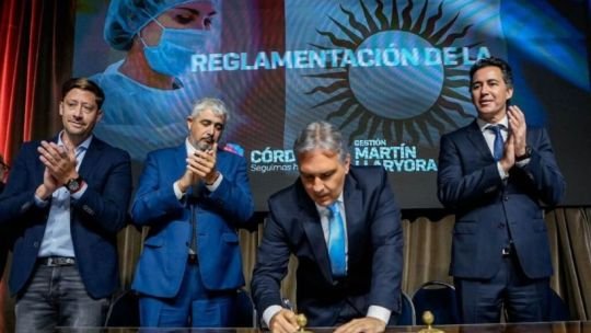 Llaryora anunció un aumento salarial de unos 300 mil pesos para los equipos de salud