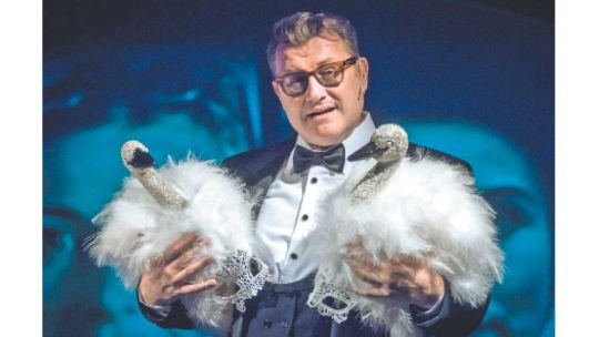 Gabriel Oliveri es el alma mater de un cotizado hotel y ahora debuta como actor