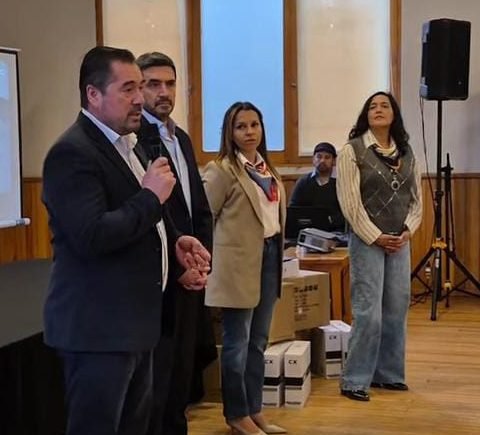 Entrega de notebooks a estudiantes becados de Villa La Angostura