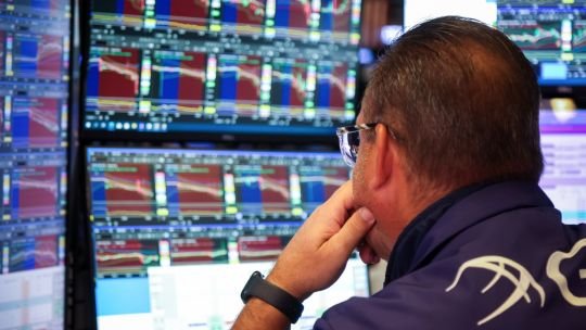 Todos los ojos en el mercado a la espera de un lunes con fuerte presión sobre los activos locales