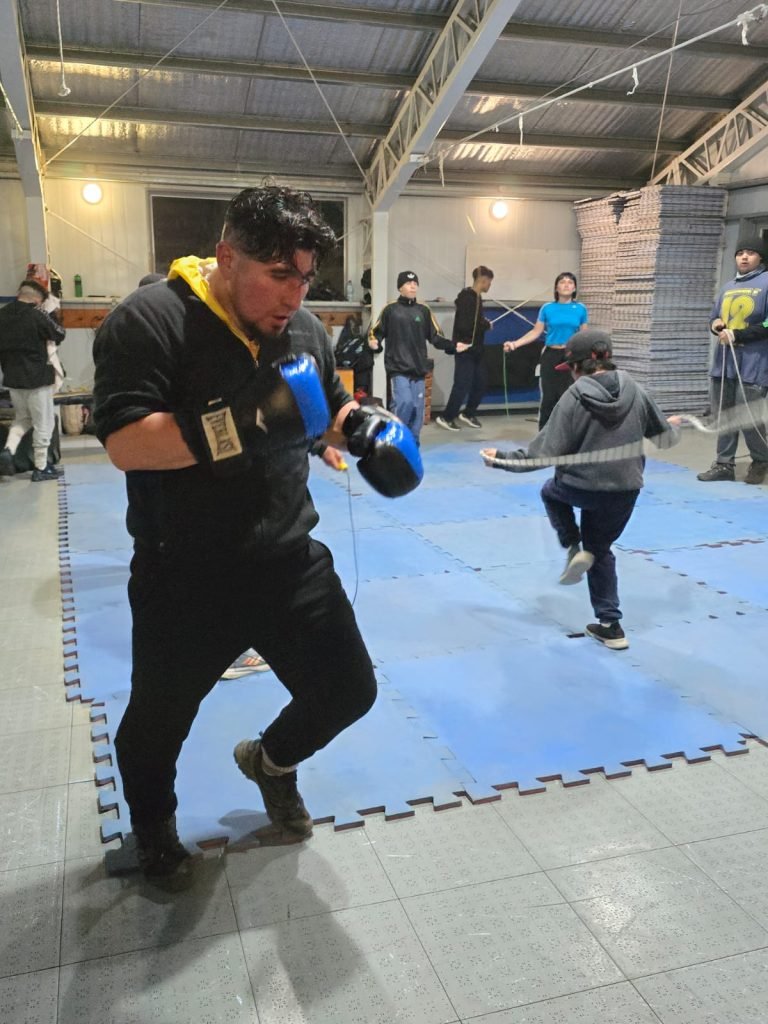La Escuela Municipal de Boxeo de Villa La Angostura viaja para combatir en la instancia Regional.