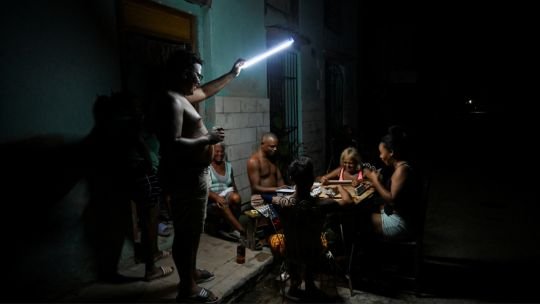 Cubanos se resignan a pasar la noche en un nuevo apagón general