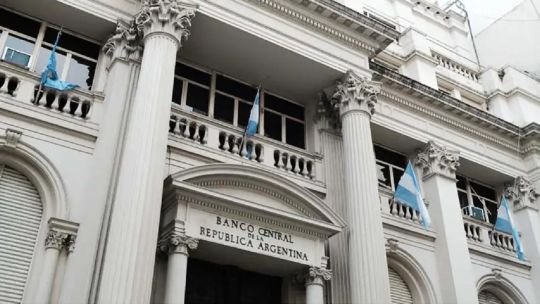 Economía instrumentó un ‘cepo temporario’ para directivos de bancos que compren dólares