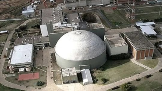 Diputados y senadores opositores activan un paquete de proyectos para frenar la privatización nuclear que busca Milei