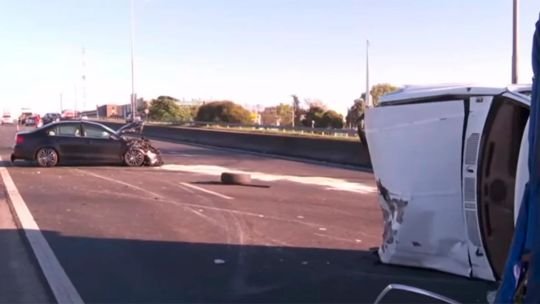 Choque y vuelco en Avenida General Paz: un herido y caos de tránsito