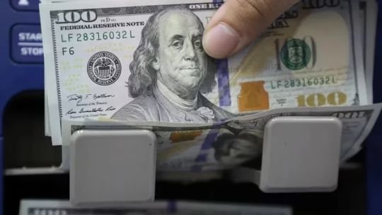 Intentó vender su iPhone y descubrió que le pagaban con 1.100 dólares falsos