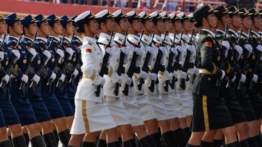 China exhibe su poderío militar y sus afilados