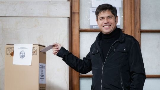 Axel Kicillof votó en La Plata: “17 millones de bonaerenses se juegan hoy cómo sigue esta historia”