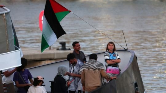 Un barco de la flotilla por Gaza en la que viaja Greta Thunberg denunció haber sido alcanzado por un dron