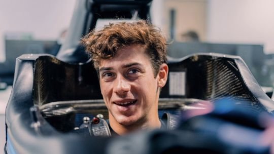 Franco Colapinto se prepara para el Gran Premio de Singapur: días, horarios y expectativas en el callejero asiático