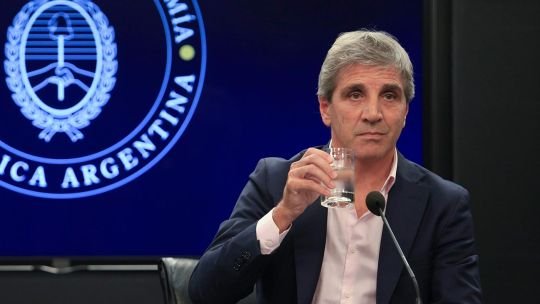 El silencio del FMI, el retorno del cepo o la libertad total del dólar sobrevuelan el plan de Luis Caputo