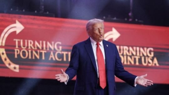 Donald Trump rindió homenaje a Charlie Kirk en un estadio repleto y calificó a su asesino como “un monstruo radicalizado”