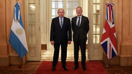 Malvinas, petróleo y diplomacia: la llegada del nuevo embajador británico tensiona la agenda exterior de Milei