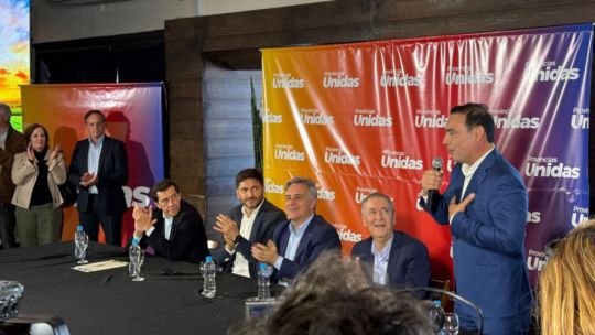 Gustavo Valdés viaja a Chubut para iniciar la campaña electoral con el bloque “Provincias Unidas”
