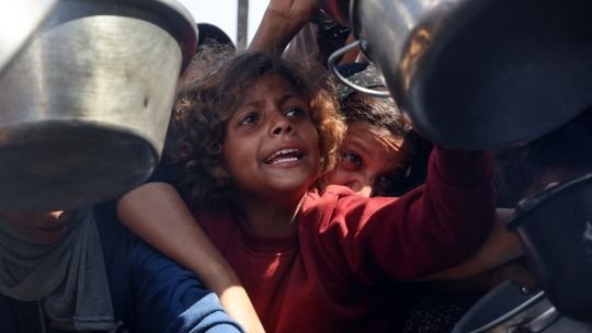 “A los fascistas les dan miedo las palabras”: una escritora israelí que resiste escribiendo en medio de la guerra en Gaza