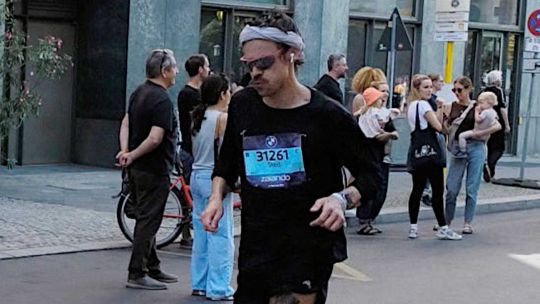 La estrella de la música internacional que rompió su marca personal y utilizó un apodo especial en la Maratón de Berlín