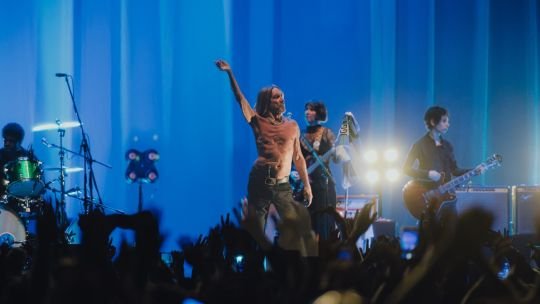 Iggy Pop entró a las patadas, sin remera: un punk de casi 80 años que todavía pide peligro