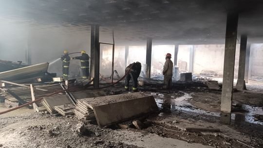 Incendio en el edificio San Martín: las llamas reavivaron el abandono de una obra que lleva más de 13 años paralizada