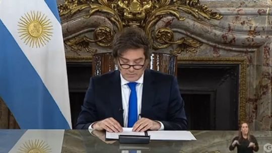 El Gobierno modificó el presupuesto, vigente a pocos días de anunciar el nuevo proyecto para el 2026