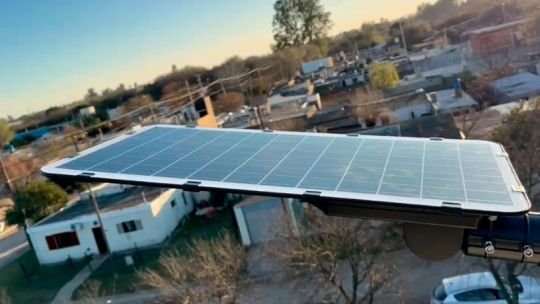 Villa María suma innovación: 15 luminarias solares iluminan la plaza del barrio Felipe Botta