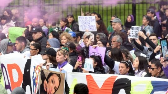 Marcha en Plaza de Mayo y Congreso por Brenda, Morena y Lara: “Vamos a seguir luchando”, aseguró el abuelo de las jóvenes asesinadas