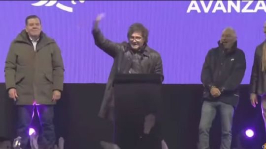 Un Milei exultante cierra el acto de La Libertad Avanza en Moreno: “Las encuestas coinciden en que estamos en una situación de empate”